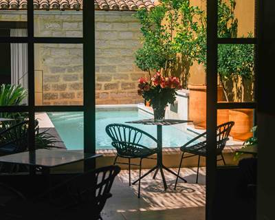 3 BD En entrant dans la cour on voit immediatement la piscine de Marcelle en Camargue