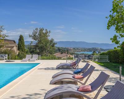 Vue d'ensemble de Casa Nova, chambres d'hôtes à Sagone en Corse-du-Sud, avec piscine, terrasses et jardin méditerranéen