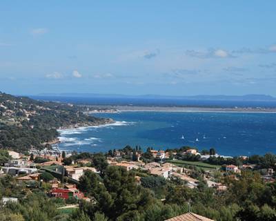 Vue sur Carqueiranne depuis la résidence-galerie