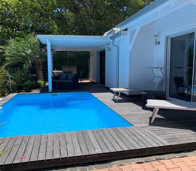 Terrasse extérieure avec piscine et bain de soleil