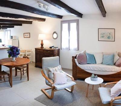 Le "Gîte-Maison" 1 Chambre : Salon/Salle à manger cosy et cocooning avec 2 Banquettes-Lits 90x200 cm literie premium.