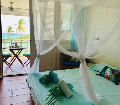 Espace de vie intérieur vue sur la terrasse et mer