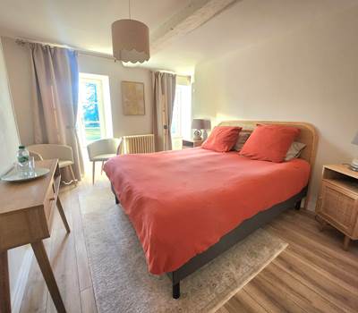 Chambre lumineuse et confortable