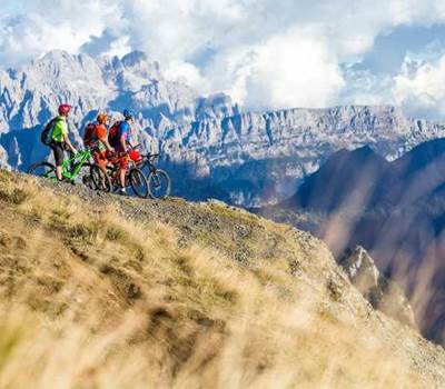 hommes-qui-font-du-vttae-vtt-electrique