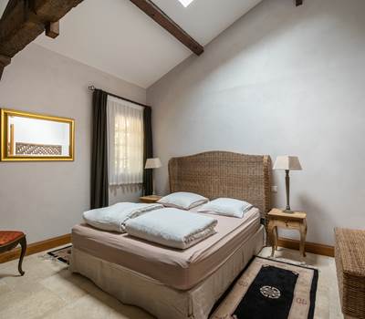 Chambre lit double, rez de chaussée, tourisme et handicap, salle de bain privative, vue jardin et rivière, vignoble, chambres d'hôtes