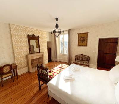 La Maison Voyage 41 - vue ensemble lit King Size, cheminée, bureau - Chambre Chateau