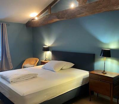 Chambre lit double, étage, salle de bain privative, vue jardin, vignoble, chambres d'hôtes