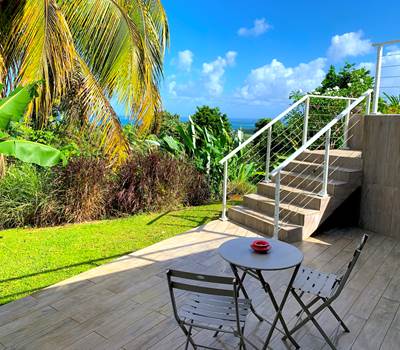 Terrasse privative avec vue mer et accès piscine par escalier
