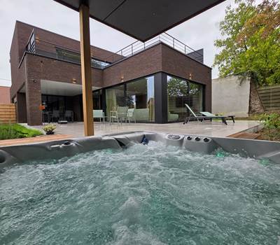 Vue du jacuzzi sur la terrasse