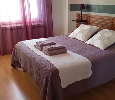 LA-SENTE-DES-VIGNES-Chambre-LILAS-La-Chambre