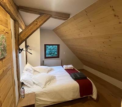 Chambre intime Serpolet - Configuration lit double 160x190. 2 sommiers indépendants.