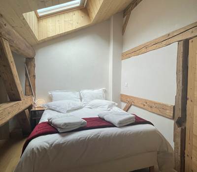 Chambre intime Raiponce - 1 lit 140x190 - Velux avec store électrique occultant