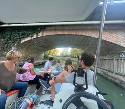 Franchissement d'un pont à banquettes sur le Canal Latéral à la Garonne
