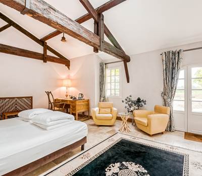 Chambre lit double, rez de chaussée, chambre prestige, salle de bain privative, vue jardin et rivière, vignoble, chambres d'hôtes