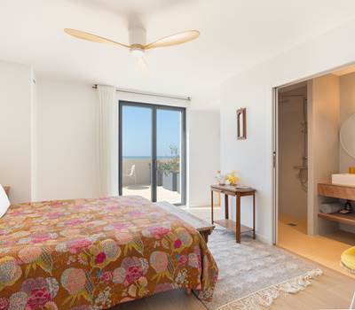 Vue complète chambre jaune