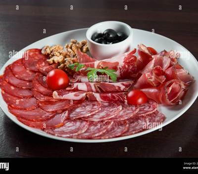 assiette-de-charcuterie-variee-au-restaurant-2g69kwj