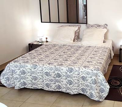 Lit queen size au rez de chaussée