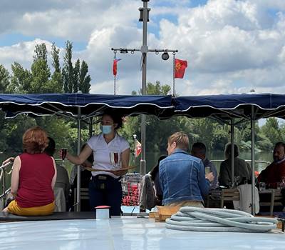 Apéritif servi en terrasse sur la Péniche Gaïa
