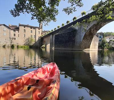 Départ touristique en Canoë sous le pont de saint Antonin noble Val