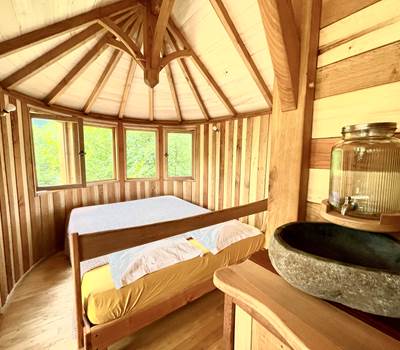 chambre arrondie et grand lit