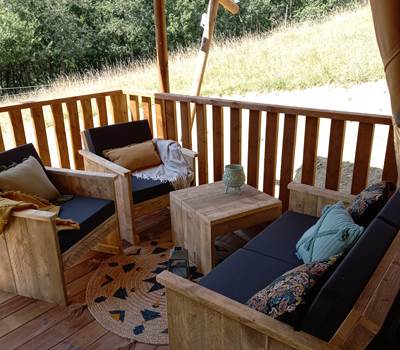 Eco lodge exterieur terrasse la ferme du hitton Gers glamping