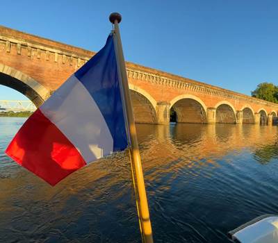 le+pont+canal+du+cacor+enjambe+le+tarn+de+ses+15+arches+à+moissac
