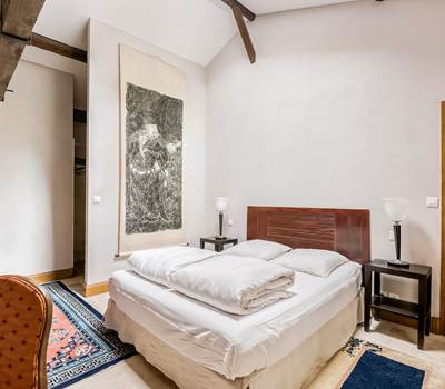 Chambre lit double, rez de chaussée, salle de bain privative, vue jardin et rivière, vignoble, chambres d'hôtes