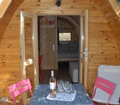 La terrasse et l'entrée du Pod