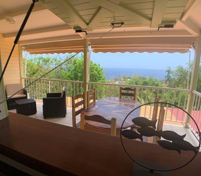VUE DE LA CUISINE - TERRASSE ET VUE MER