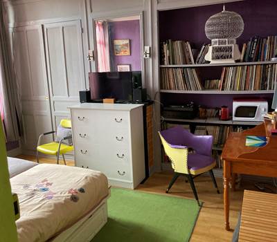 Vu de la chambre lits jumeaux du bureau et télé