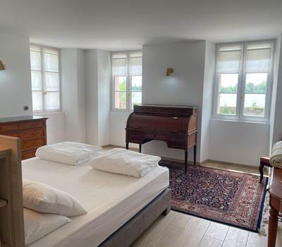 Chambre lit double, rez de chaussée, suite familiale, chambres luxe, salle de bain privative, baignoire, vue jardin, vignoble, chambres d'hôtes