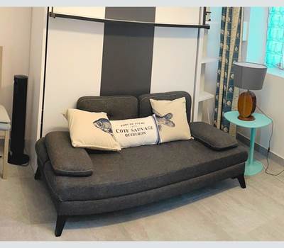 Studio – Coin salon avec charme rétais Ambiance chaleureuse et touche marine dans cet espace modulable en plein centre piéton. Confort assuré pour un séjour paisible à La Flotte