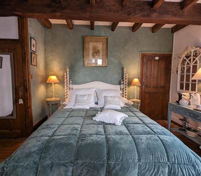 Moulin-Rouhaud-Chambre-la-Tour-lit-queen-size