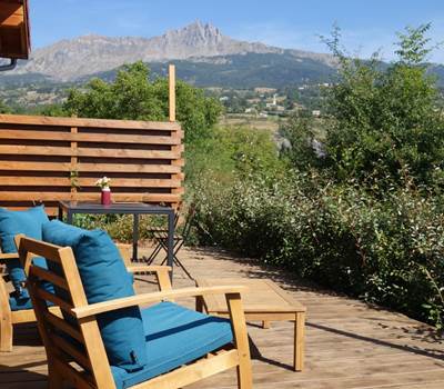Terrasse avec vue sur les montagnes