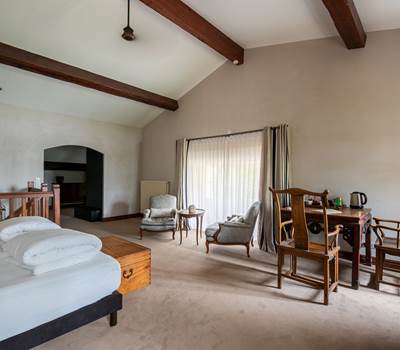 Chambre lit double, rez de chaussée, chambre luxe, chambre familiale, salle de bain privative, vue jardin et rivière, vignoble, chambres d'hôtes