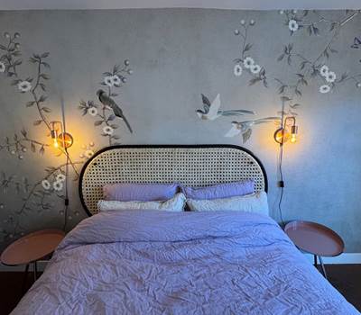 Coin lecture dans la chambre avec bibliothèque et lumière naturelle