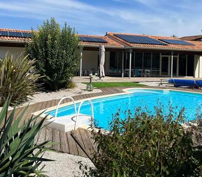 la maison et la piscine