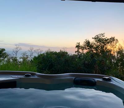 Profitez de couchers de soleil unique en sirotant votre ti-punch dans votre spa privatif