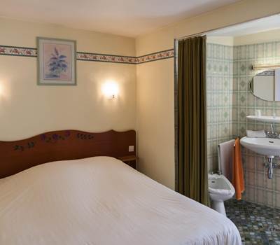 Chambre lit double douche sur palier Hotel Restaurant Zum schnogaloch Alsace Obernai