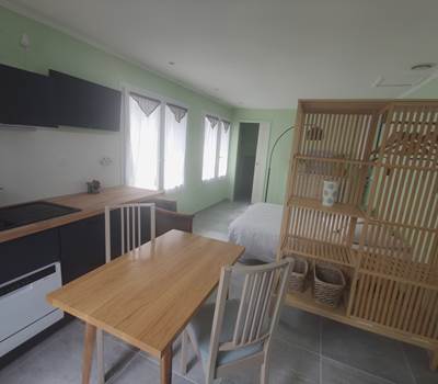 Maison Réthaise 1 : charme, art et confort au centre de La Flotte Une maison soigneusement aménagée avec des pièces lumineuses et tout le nécessaire pour un séjour agréable.