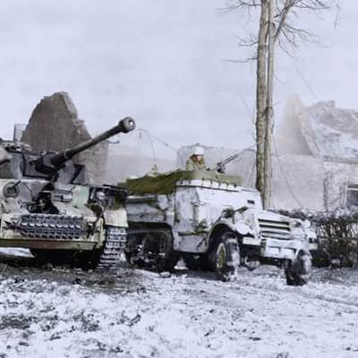 Halftrack de la 35ème division infanterie et un Panzer IV avec  en arrière plan les ruines de la ferme Joseph Gaspard-page
