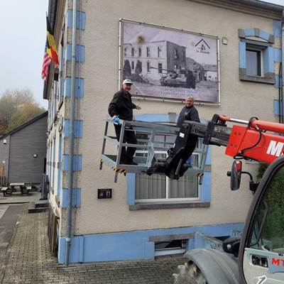 Photo 3X2M bâche PVC sur la façade du gîte-news