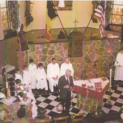 En 1984, Sir Alden Todd dans le choeur de la chapelle de Foy, lors de la cérémonie officielle de la remise de la clochette-page