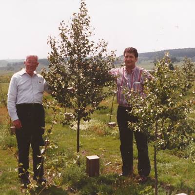 Alden Todd avec son fils dans le Bois de la Paix près de Bizory-page