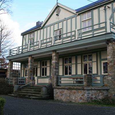 La façade avant-page