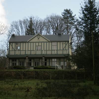 La façade avant-page