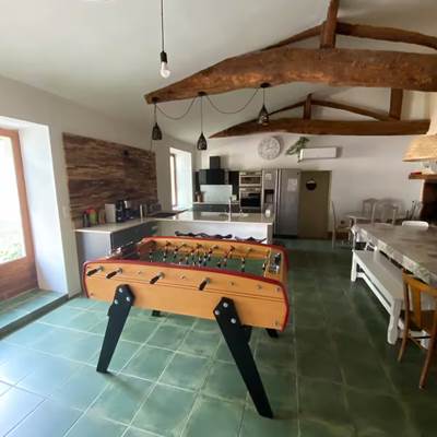 Grande cuisine ouverte avec baby-foot-page