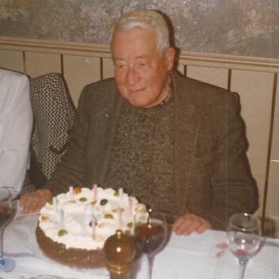 Alden, ému, devant son gâteau d'anniversaire (80 ans), dans le local de Noville.-page