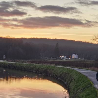 Promeneurs le long de la Sambre pas loin de Hourpes