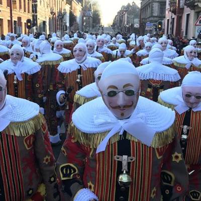 les Gilles défilent dans les rues de Binche à l'occasion du Carnaval